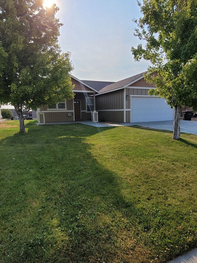 Building Photo - House with Double Car Garage