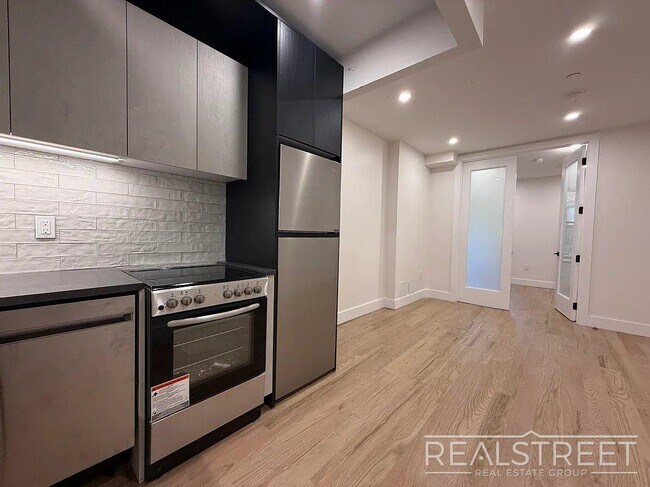 Foto del edificio - Beautifully Renovated 2-Bedroom Apartment in Flatbush