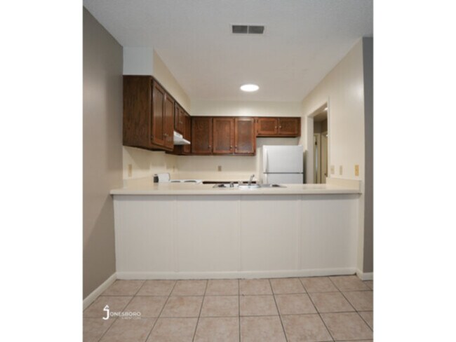 Foto del edificio - Lakewood Apartments: Premium location
