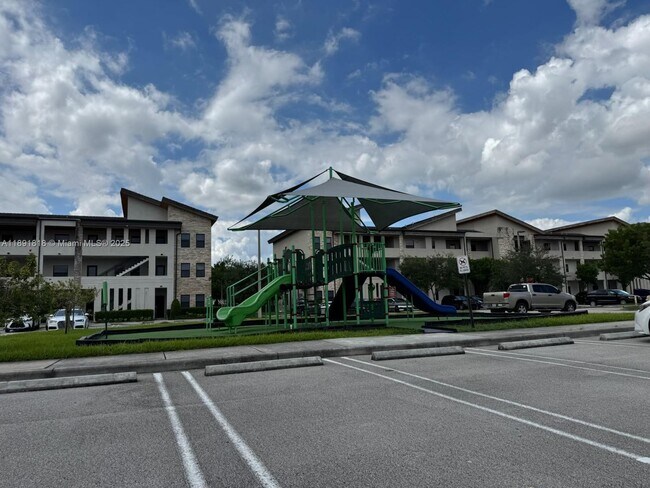 Foto del edificio - 7915 NW 104th Ave