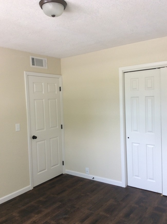Building Photo - BEAUTIFUL REMODELED APARTMENT