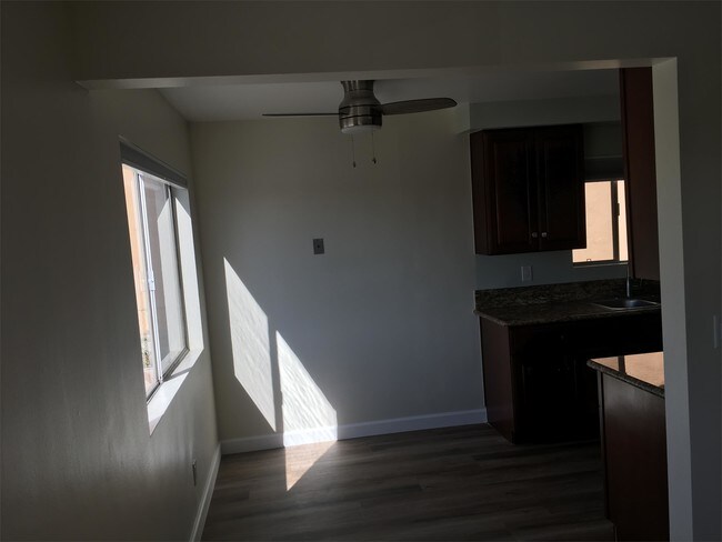 Foto del edificio - 1300 W Victoria Ave