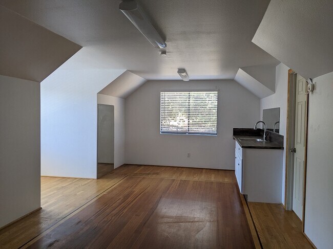 Building Photo - 1271 Pomeroy Rd