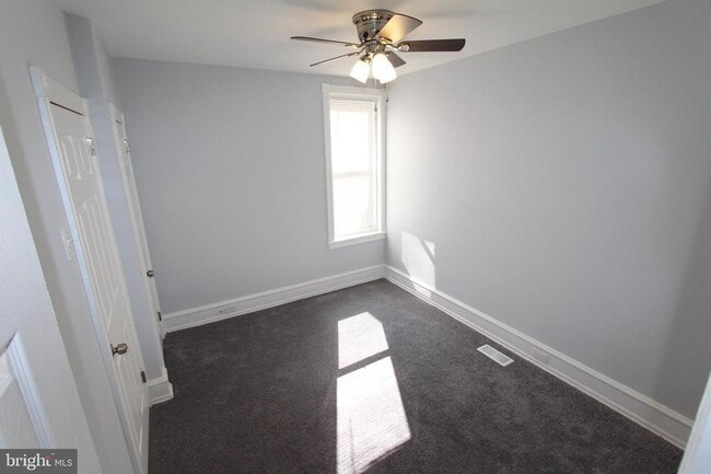 Building Photo - Beautiful Home - Parkside