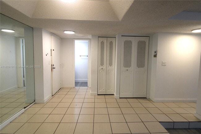 Building Photo - 3750 Inverrary Dr