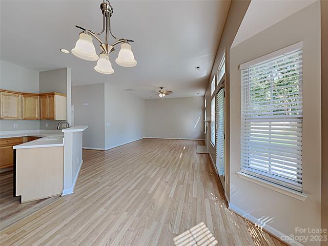 Foto del edificio - 6977 Honey Tree Ln