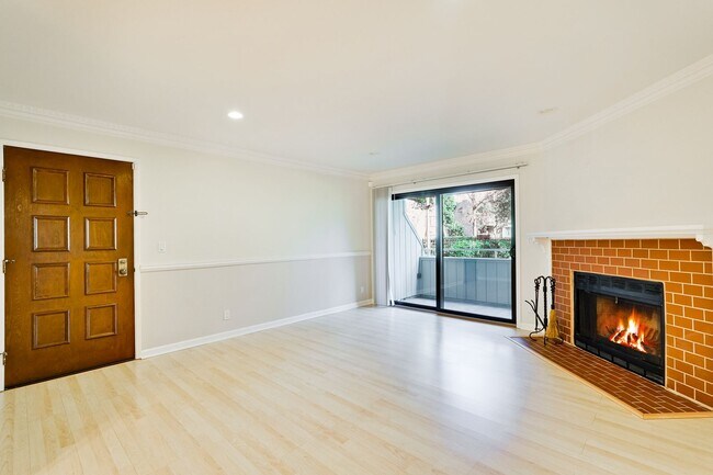 Foto del edificio - 2/2 Downstairs Condo in a Great Location Nestled Behind EBAY in The Hamilton Corners Community