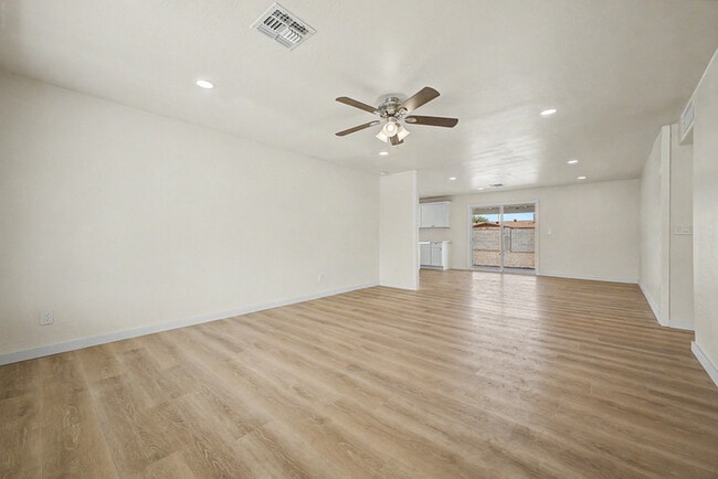 Building Photo - 3430 E Poinsettia Dr