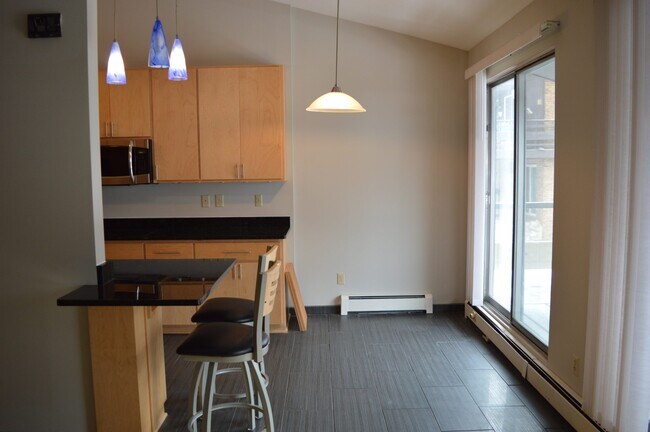 Foto del edificio - 6245 Charing Cross Ln