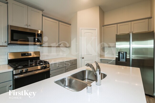 Building Photo - 301 Saguaro Dr