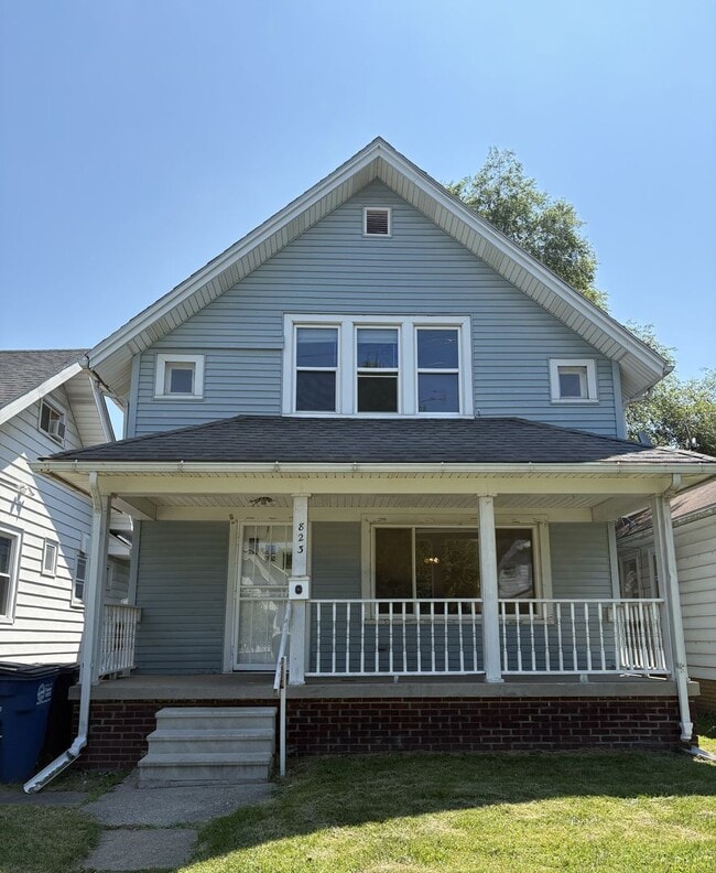 Building Photo - 823 Toronto Ave
