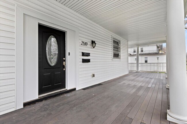 Foto del edificio - 6BR / 5BA Single-Family Home | 2,663 Sq Ft | Private Driveway | Deck | $4,200/mo Spacious 6-bedro...