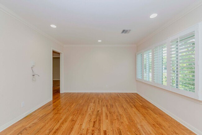 Foto del edificio - 2740 Burkshire Ave