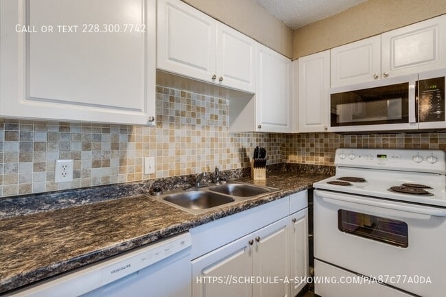 Foto del edificio - 245 Mc Donnell Ave