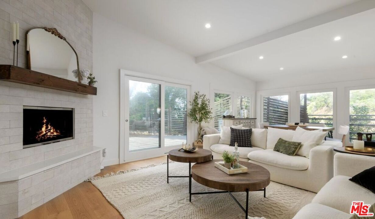 Foto principal - 3375 Coldwater Canyon Ave