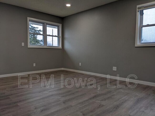 Building Photo - 105 Ludland Dr