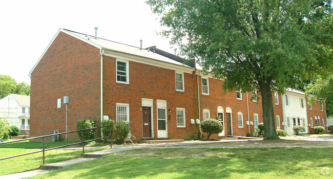 Building Photo - 1900 Cedar St
