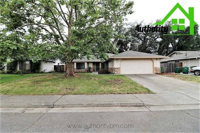 Building Photo - 3210 Driftstone Dr. Great size home, Centr...
