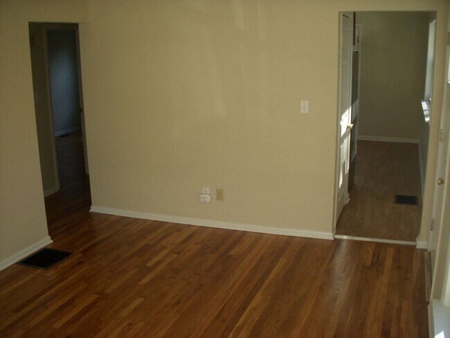 Foto del edificio - **REMODELED 2-BEDROOM HOUSE w/ GARAGE!!**