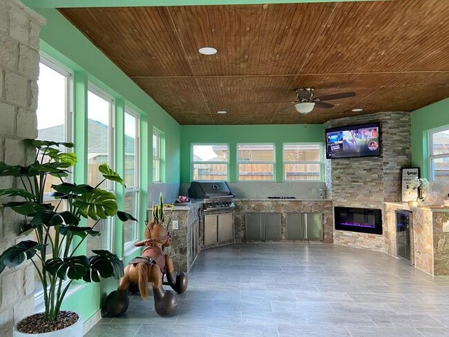 Building Photo - 120 Green Jay Dr