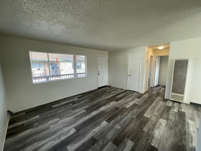 Building Photo - 495 Mill St