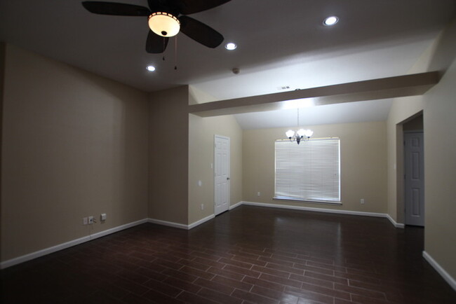 Foto del edificio - 4 Bedroom, 2 Bathroom Home in Flint!