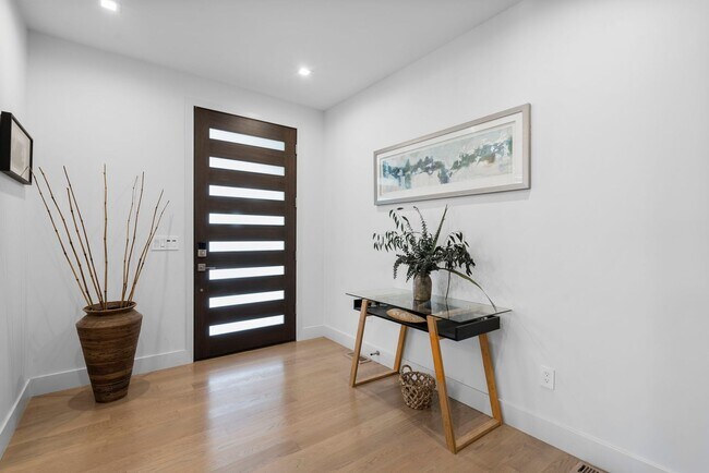 Foto del edificio - 5 Bed 4.5 Bath - Bethesda Contemporary Home