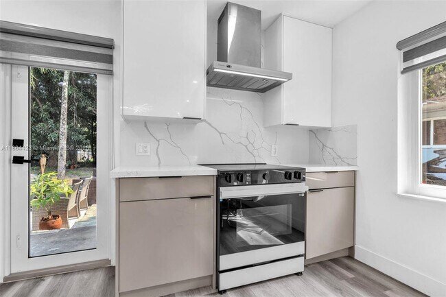 Foto del edificio - 886 NE 134th St
