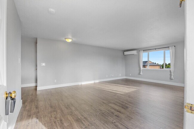 Building Photo - 524 NE Dallas Dr