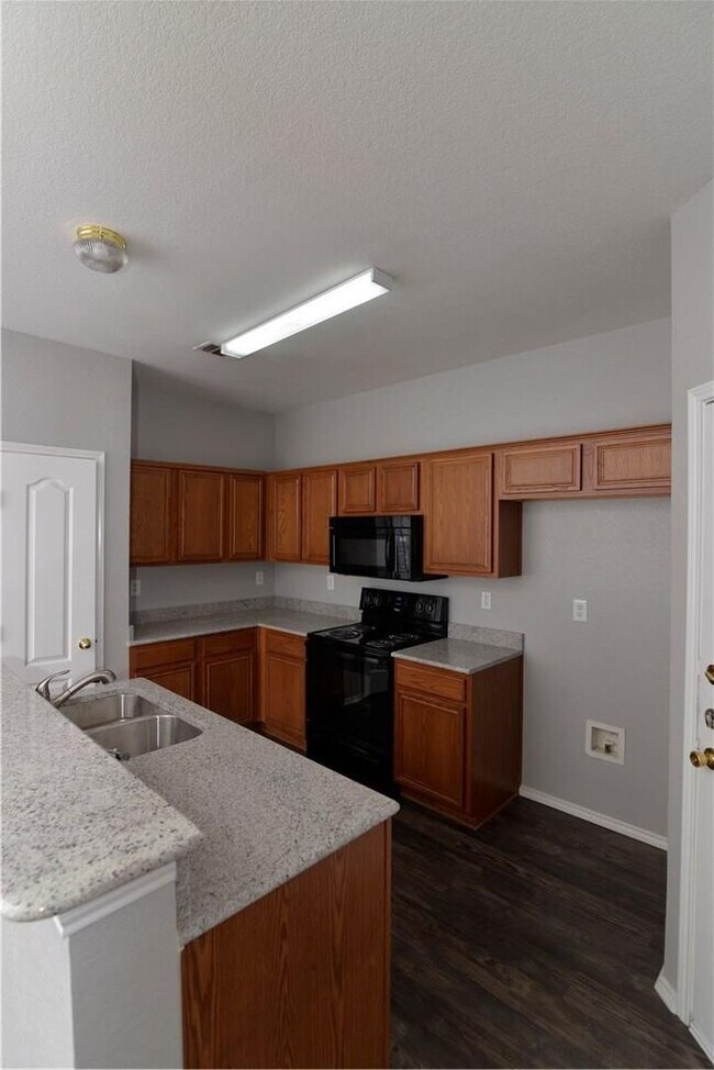 Building Photo - 4 bedroom home in Cedar Hill