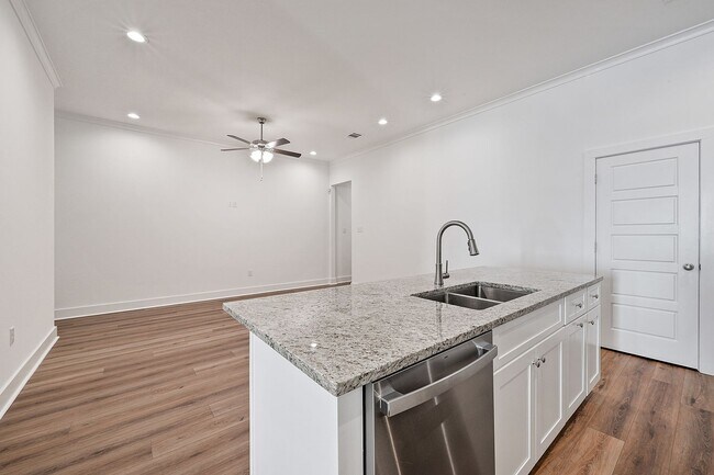 Building Photo - Must see in the heart of Baton Rouge!