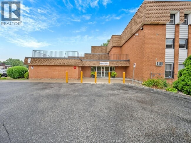 Photo du bâtiment - 6211 Thornberry Crescent