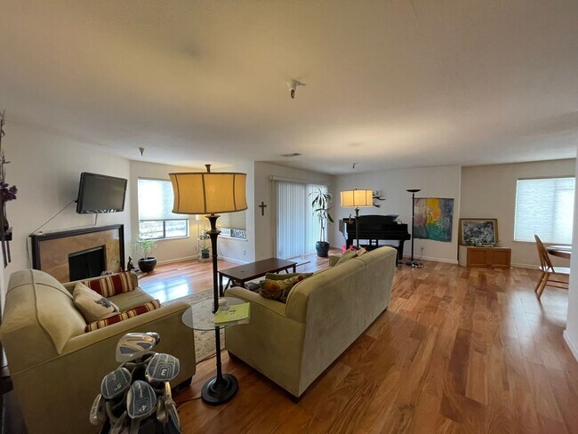 Foto del edificio - Beautiful 2 Bedroom , 2 Bedroom Bath Unit