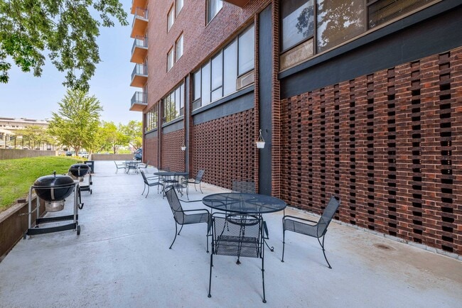 Outdoor Patio and Grill - Lincoln Tower Apartments
