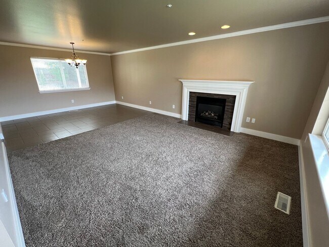 Building Photo - Gorgeous 4 bed/2.5 bath home on Fancher He...