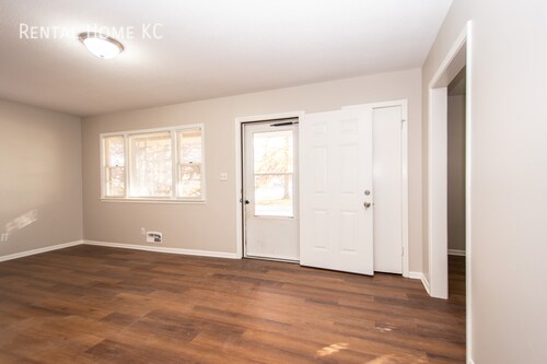 Building Photo - Ranch-style Duplex near Downtown Olathe  #314