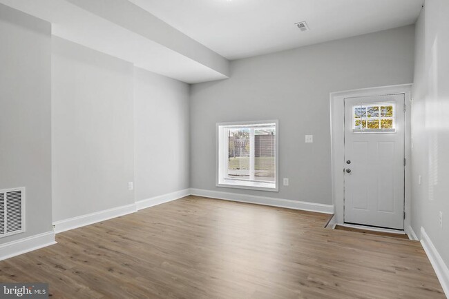 Building Photo - 1515 N Milton Ave
