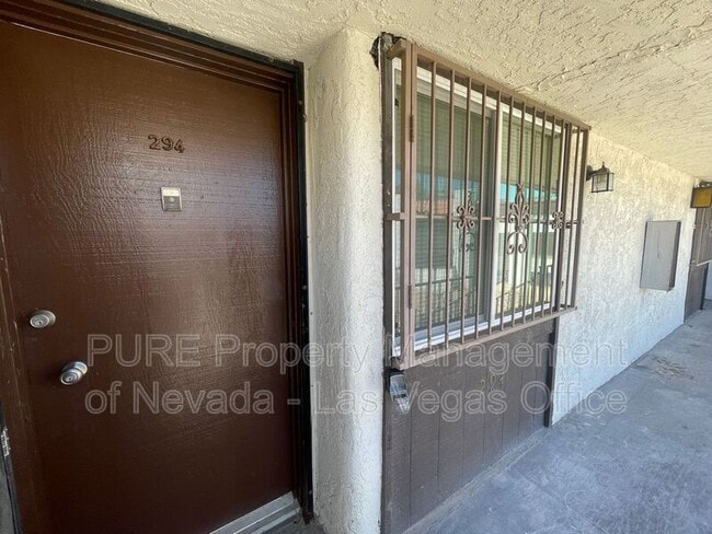 Building Photo - 1405 E Vegas Valley Dr