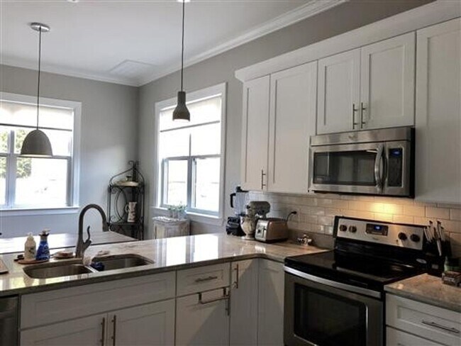 Foto del edificio - Extremely well maintained 3-bedroom, 2.5-bath home located in the highly desirable Woodlands comm...