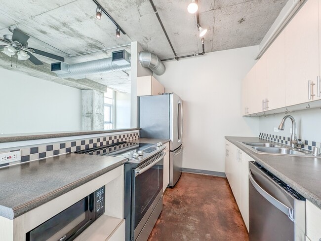 Building Photo - 2000 Bagby St