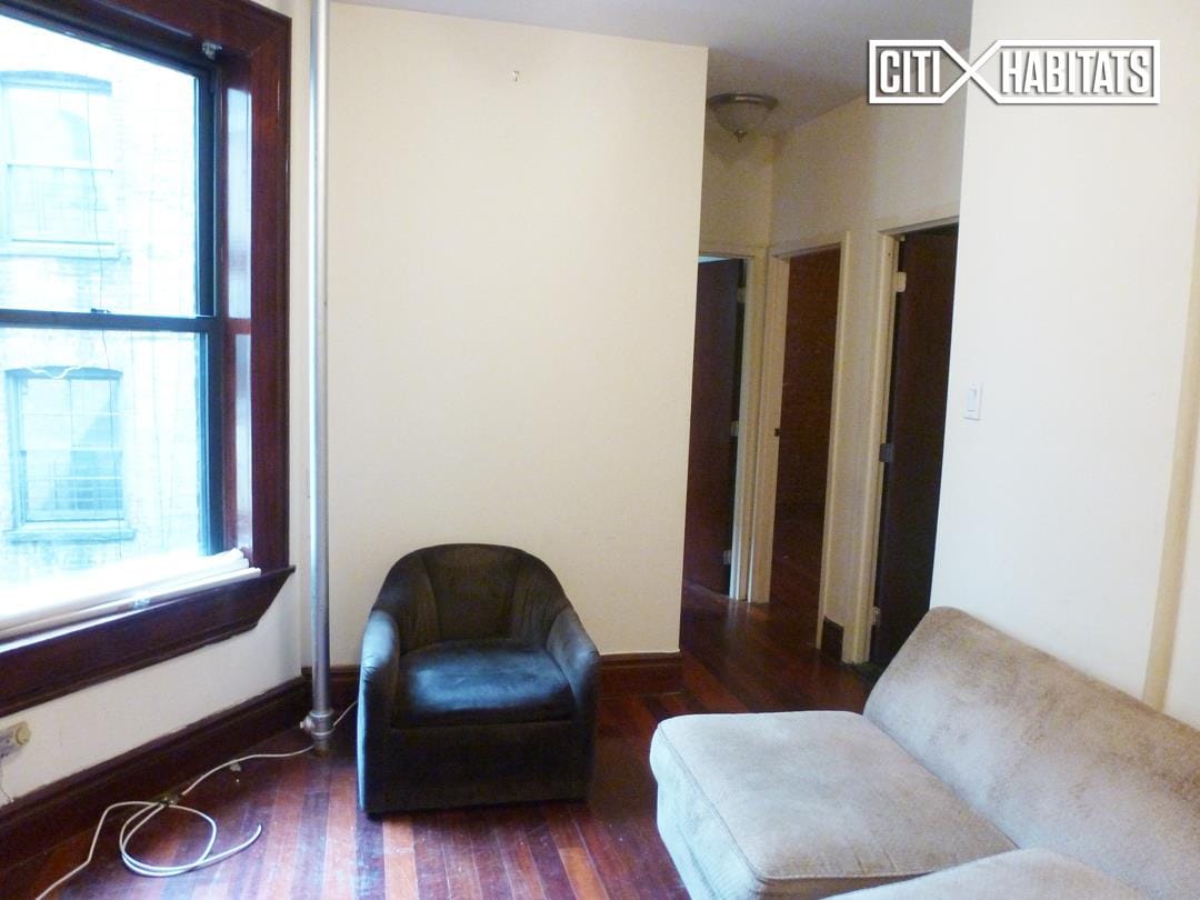 Primary Photo - 350 E 67th St