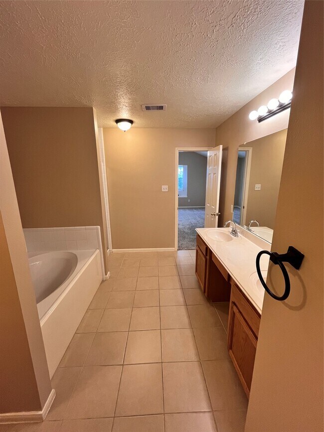 Foto del edificio - 16118 Cypress Valley Dr