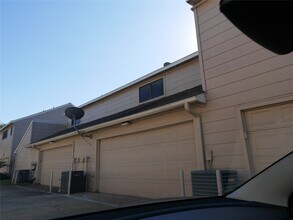 Building Photo - 13840 Hollowgreen Dr