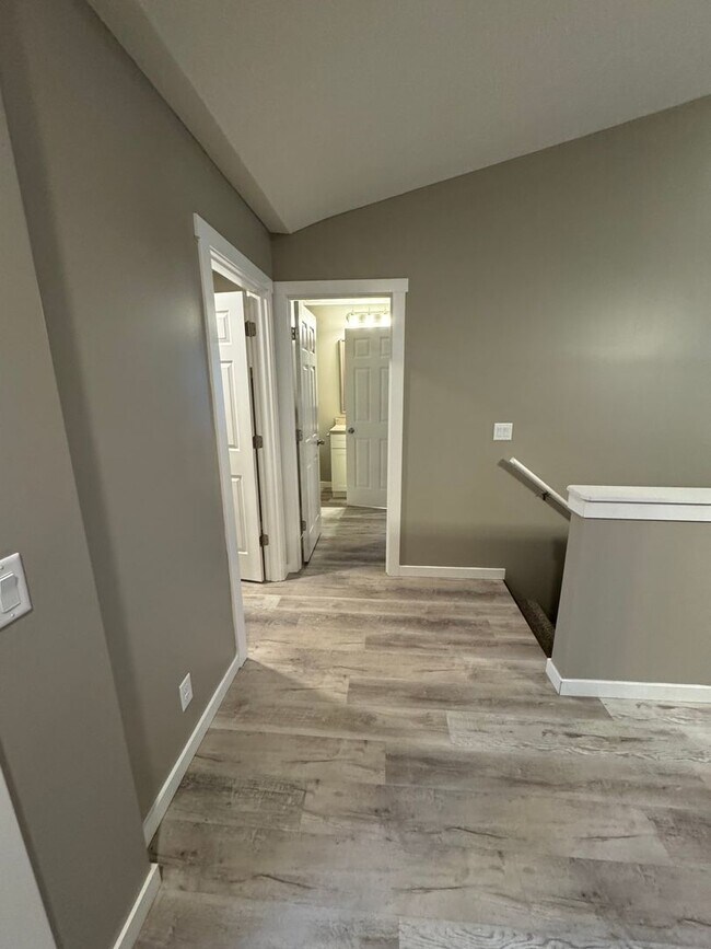 Foto del edificio - Welcome to your Village Pointe Townhome!!