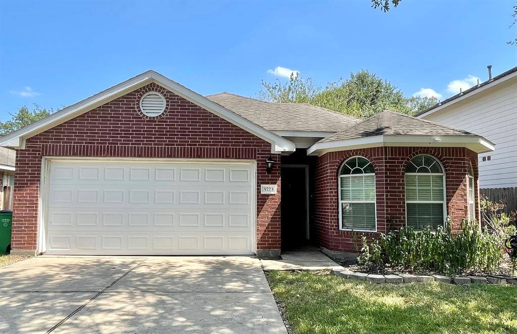 Foto principal - 5723 Wandering Creek Dr