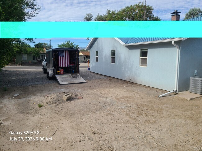 Estacionamiento trasero - 1416 Elm Ave