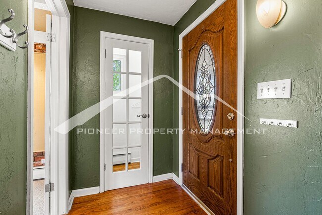 Foto del edificio - Classic Brick Ranch on Quiet Street in Whe...