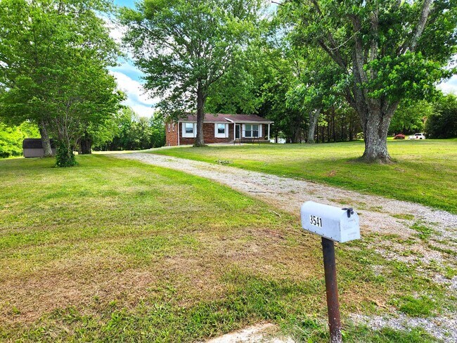 Foto del edificio - Quiet Country 3BR Ranch with 3.8acres betw...