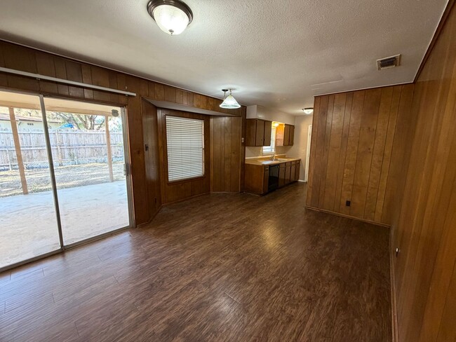 Foto del edificio - NICE 3 BEDROOM HOME WITH 2 FULL BATHS IN N...