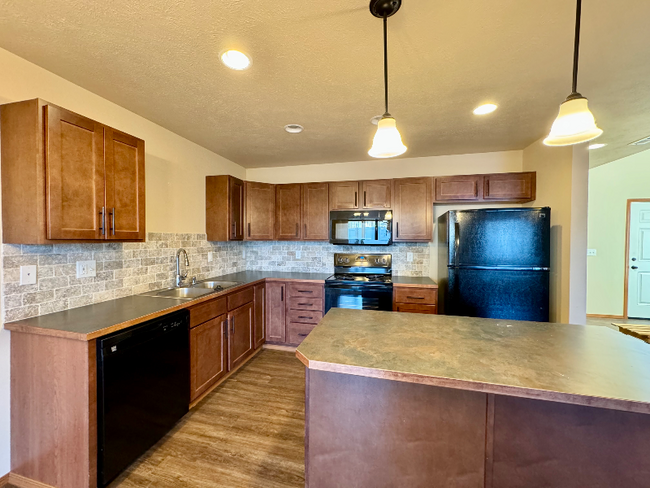 Building Photo - 404 S Raymond Ln